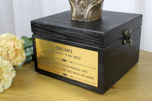 Urne gravée et sculpture d'un American Bully, création artisanale – Image 2
