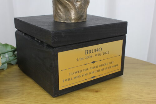 Urne gravée et sculpture d'un American Bully, création artisanale – Image 3