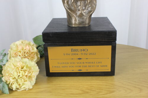 Urne gravée et sculpture d'un American Bully, création artisanale – Image 4