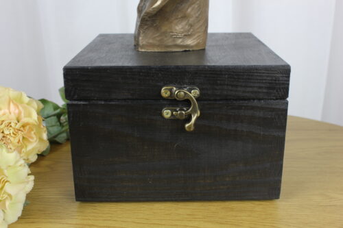 Urne gravée et sculpture d'un American Bully, création artisanale – Image 5